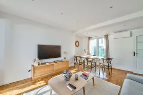 Sunny terrace apartment - Metro L1 1 min away - Image 2
