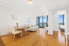 1BRM Apt with Spectacular City Skyline Views - Image 5
