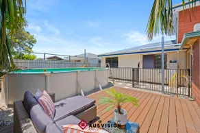 Holiday Home with Swimming Pool in Rockingham - Image 5