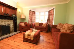 Elegant Vintage 3-Bed 2-Storey whole house for 5. - Image 4