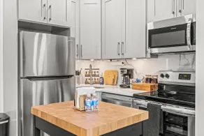 Stylish 2BD/2BA | Duplex w/ King Bed + Patio - Image 4