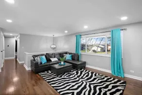 4BR Near Woodfield Mall & Metra | LCP Collection - Image 4