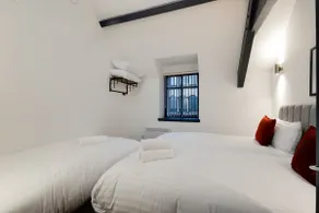 Stunning City Center 2 Bedroom Apartment - Image 2