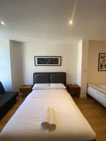 Stylish Sleep6 Flat at Iconic PiccadillyCircus VR6 - Image 2