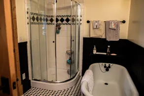 Private 3 bedroom guesthouse - Image 4