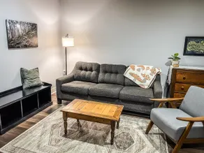 2 person suite, 10 miles frm dwtwn, free parking! - Image 3