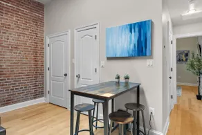 Charming Renovated Condo+Full Home+Street Parking - Image 4