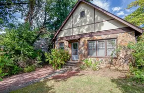Magnolia Cottage-1945 Tudor Revival, Gas Fireplace - Image 3