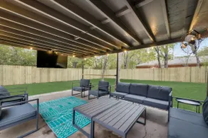 Royal Den | 5 BR, 5 King-Size Beds | Walk to UNT - Image 2