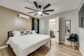 Royal Den | 5 BR, 5 King-Size Beds | Walk to UNT - Image 3