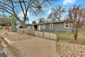 Cozy Central Austin 6-Bedroom Retreat. Sleeps 14 - Image 3