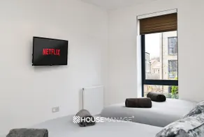 Modern Beautiful 5 bed -Sleeps 13 - Free Parking - Image 3