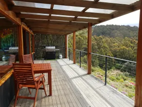 Woodbridge Hill Hideaway, Celery Top pine - Image 3