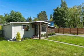 Modern Beach House Bungalow - Image 2