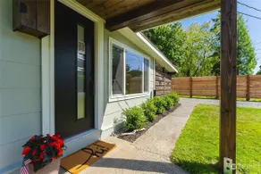 Modern Beach House Bungalow - Image 4