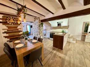 Atractiva casa vacacional ideal para familias con terraza y jacuzzi | Vistas a la montaña - Image 4