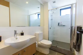 2 Bedrooms 2 Bath Free Parking - Image 5