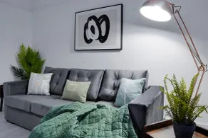 Stylish 2 bedroom flat - 15 minutes to Liverpool City Centre - Image 2
