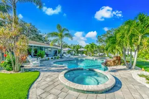 Pool, mini golf, pickleball, sport court, hot tub - Image 5