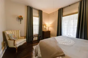 The Carol Anne-Charming 2bd/2ba Victorian near DT! - Image 4