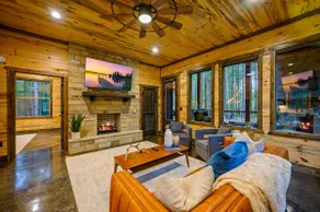 Chic Cabin: Hot Tub, 2 King En-Suites & Fireplaces - Image 5