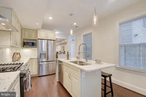 Contemporary, Cozy, & Convenient in Old Town - Image 5