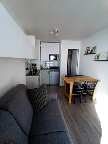 Cozy studio for 2 near slopes with balcony and parking – Auris en Oisans - Image 3
