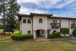 Relax in this serene environment, golf course view - Image 2