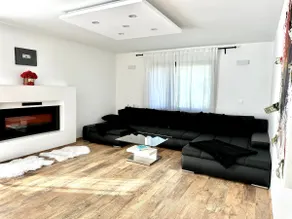 Spacious Cosy Apt with Pool and Parking - Image 2