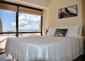 2BR+DEN Downtown Honolulu Ocean View Free Parking - Image 5