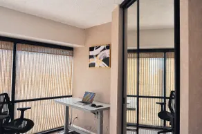 2BR+DEN Downtown Honolulu Ocean View Free Parking - Image 3