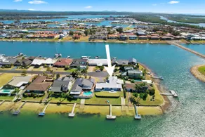 Deja Bleu - great family home with jetty - Image 2