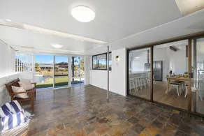 Deja Bleu - great family home with jetty - Image 4