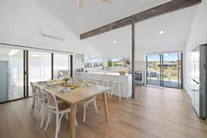 Deja Bleu - great family home with jetty - Image 3