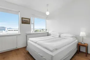 Bright and spacious apartment with a view - Image 5