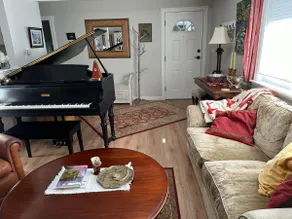 Furnished home with piano - Image 3