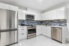 Pristine 3 Beds 2 Washroom Walkout Guest Suite - Image 3