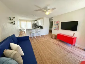 NEW*Gorgeous Sunshine-Up 6 Guests-Private Backyard - Image 2
