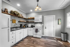 Downtown 4BR with 2 King Beds! Off-street parking - Image 5