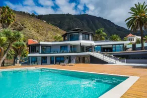 Villa Crone Seaview Penthouse InfinityPool Jacuzzi - Image 4