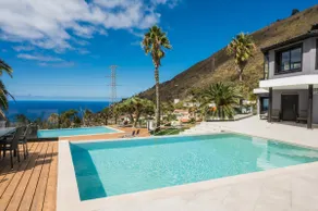 Villa Crone Seaview Penthouse InfinityPool Jacuzzi - Image 3