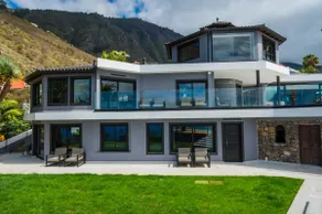 Villa Crone Apt. 1 with 2 Infinity Pools & Jacuzzi - Image 3