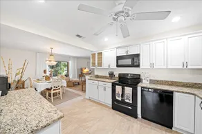 Coastal Chic Home, Walk to Beach - Image 4