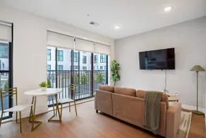 Apartment w/Pool+Gym + Free Onsite Parking - Image 2