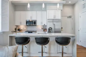 Apt on St Charles Ave | Streetcars, Parking, Pool! - Image 3