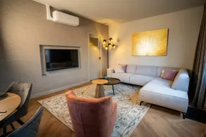 Luxury apartment near the city center - Image 5
