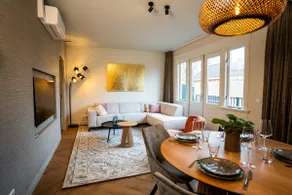 Luxury apartment near the city center - Image 4