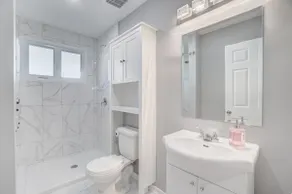 Cozy, spacious and modern home private main floor - Image 5