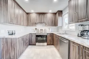 Cozy, spacious and modern home private main floor - Image 2