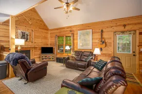 All-Seasons Woodland Escape: Fire Pit, Deck, Grill - Image 2